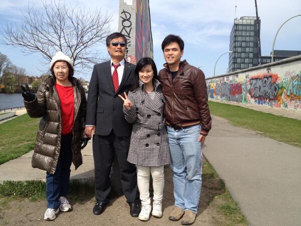 Suyutong's tweet image. 光诚在柏林墙偶遇网友