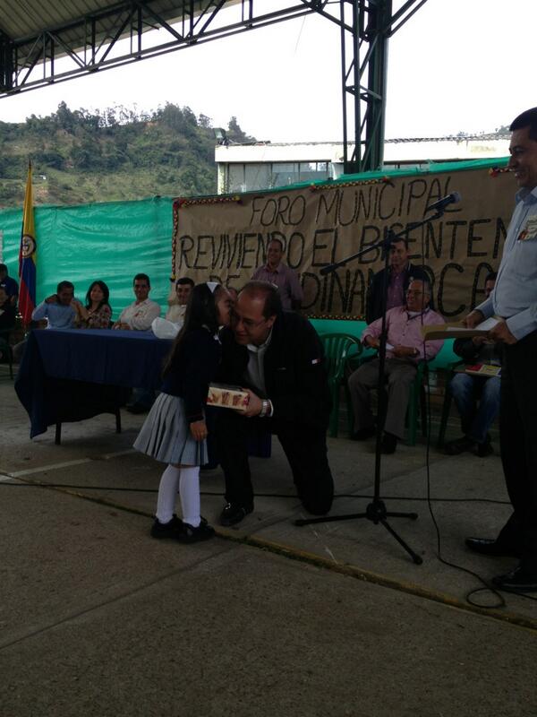 InmobiliariaEIC's tweet photo. Gerente de la empresa Inmobiliaria Cundinamarquesa entrega una tableta a un estudiante en el municipio de Cabrera http://t.co/JM1IfWD0sj
