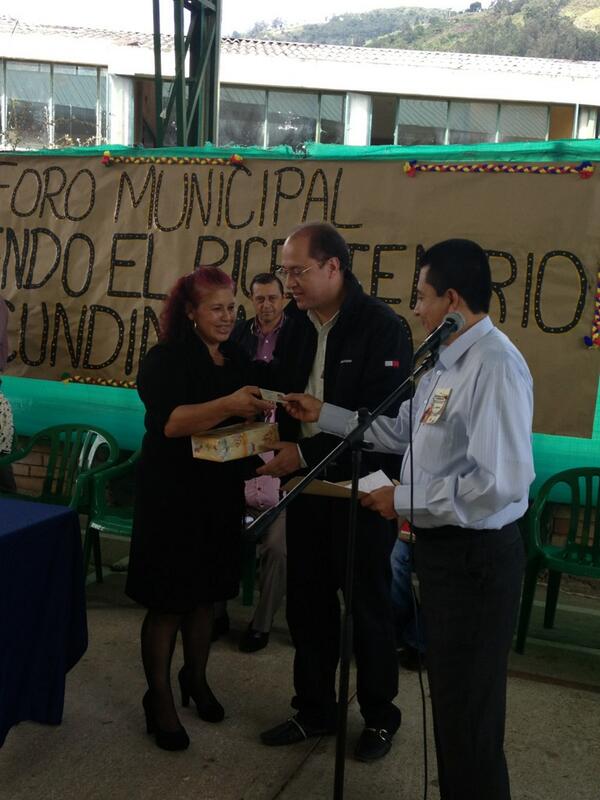 InmobiliariaEIC's tweet photo. El Gerente de la Inmobiliaria entrega una tableta a un docente en el municipio de Cabrera http://t.co/pkLYXXS2dx