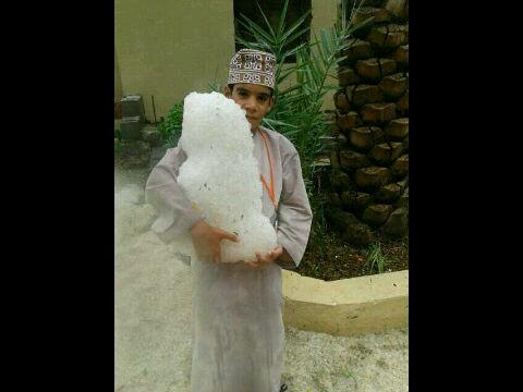 Storm_centre's tweet photo. نقلا من حساب (تويتر عمان) ، صورة لطفل يحمل البرد في إحدى الولايات الشمالية لسلطنة عمان. #مركز_العاصفة #سلطنة_عمان http://t.co/WuzYtolsZf