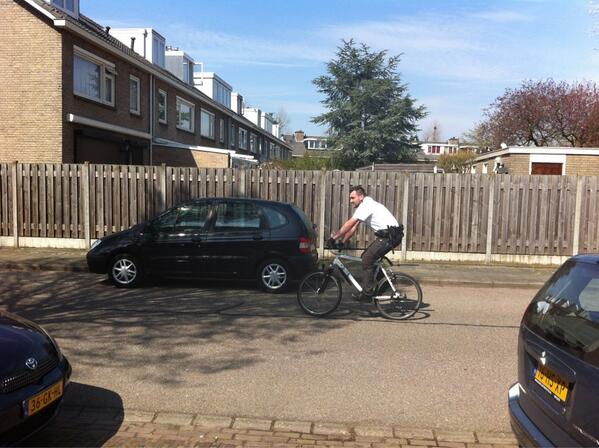 Steins01's tweet photo. Gespot in de wijk. Hard aan het werk. # @Wijkagent_JW http://t.co/LvQaqIVRJH