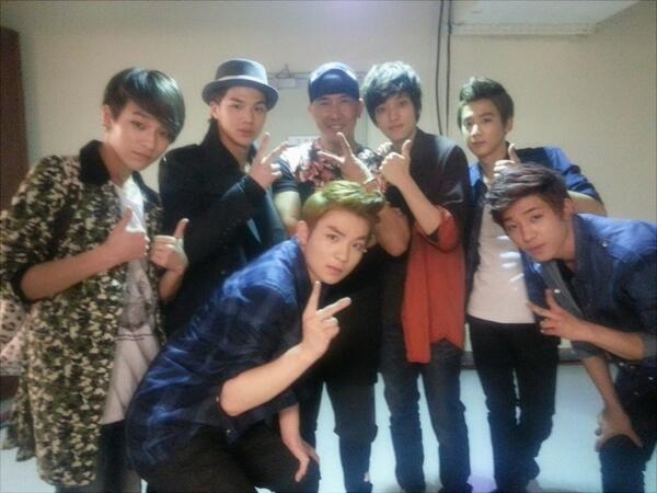 TEEN_TOP's tweet photo. 구준엽 선배님과 함께 한 무대 영광이었습니다~ 포에버 클론!! 너무나도 잘 챙겨주셔서 감사합니다!!! - 틴탑 http://t.co/nHbw9RJmbL