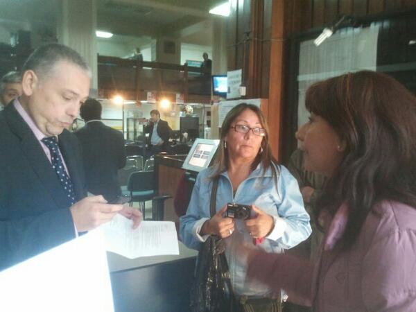 BioBioFENAPO's tweet image. Pobladores se toman SERVIU BioBio. Informan que damnificados en Dichato estan sin agua