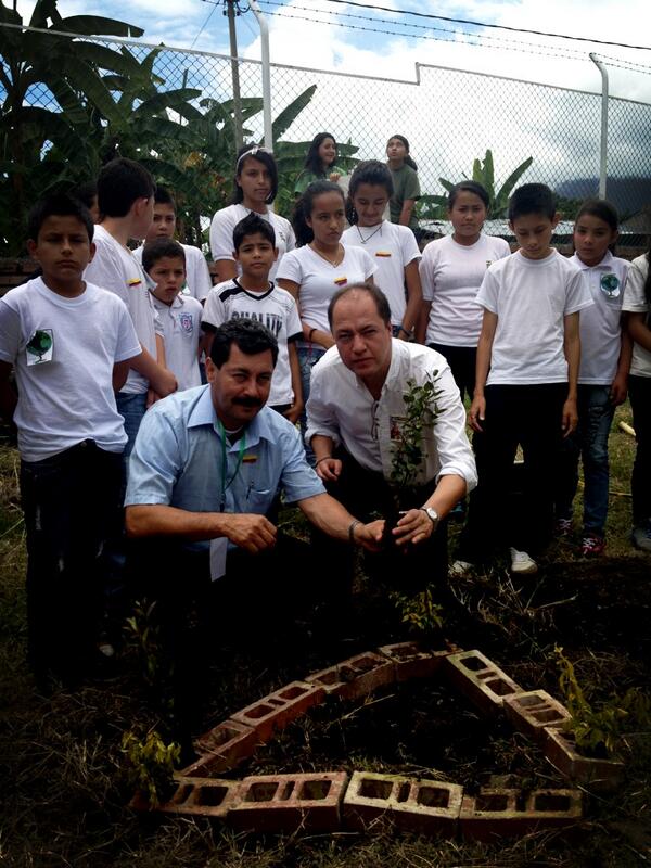 InmobiliariaEIC's tweet photo. @AlvaroCruzGob en el municipio de Venecia #Cundinamarca estamos sembrando el #ArbolDeLaLibertad http://t.co/o6dEonRZBJ