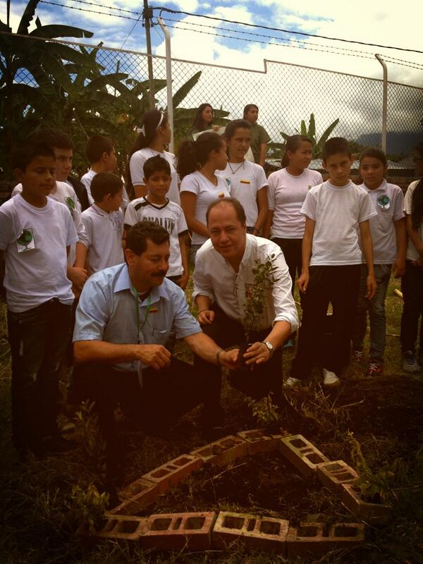 InmobiliariaEIC's tweet photo. @AlvaroCruzGob en el municipio de Venecia #Cundinamarca estamos sembrando el #ArbolDeLaLibertad http://t.co/FWBuAXvjf1