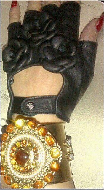 ChloeKteily's tweet photo. What do u guys think of my bew channel Gloves and Gold bracelet ?? Now available at Blue IVy http://t.co/EqxGPcgjEA