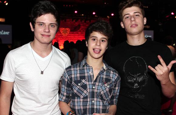 TheTigers3BR's tweet photo. FOTO:Os meninos na impressa em Paris. OBS:Daqui a pouco começa a entrevista. http://t.co/kSNPjMj6a9