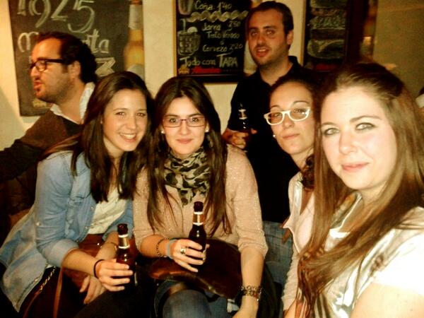_Merilou's tweet photo. Noche futbolera de boquellines!!! @LauritaDiazG @CrisGarF #Lcasei !!!! #mubuenagente http://t.co/9qw5ZVfauA