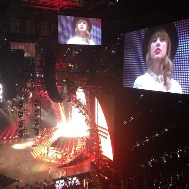 Zoe Consagra on Twitter: "SWIFT RED CONCERT http://t.co/mm2sLeYCPQ"