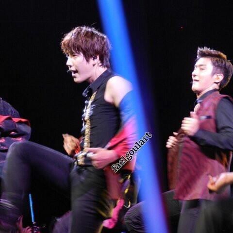 ChoGyuhyun32's tweet photo. Uuuh! What are u doing kyu?sdfgh http://t.co/YzgKA3LJu1