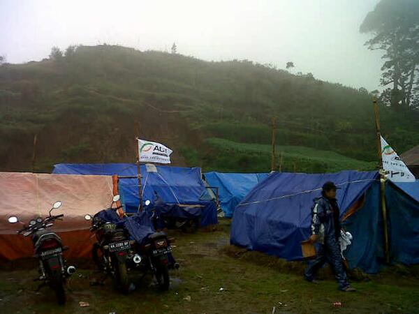 ACTforHumanity's tweet photo. Tim ACT tiba di lokasi Gunung Alang, inilah tenda terpal yang dibuat oleh para korban gempa dieng #ACTforDieng http://t.co/q5ef7QfAfP