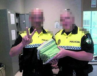 joseferace's tweet photo. Policías locales #sevillahoy posan con fajo de multas haciendo el símbolo victoria con los dedos. http://t.co/i2sCG2uvhF q panda hijosdeputa