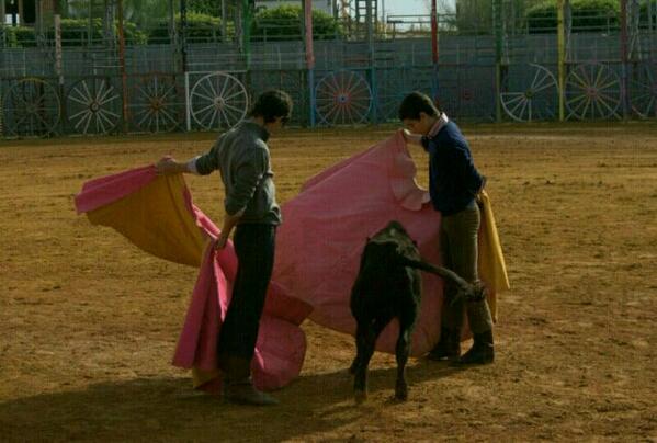 Oscar Morenos y <a href="/torerovazquez97/">Luis Vázquez </a> haciendo un quite ha una becerra de Gonzalez de Caldas.
