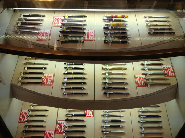 FrankGerson's tweet photo. #Aurora ruimt haar voorraad schrijwaren op.#Korting tot 50% om ruimte te maken voor nieuw assortiment. http://t.co/kc9lPkQM8v