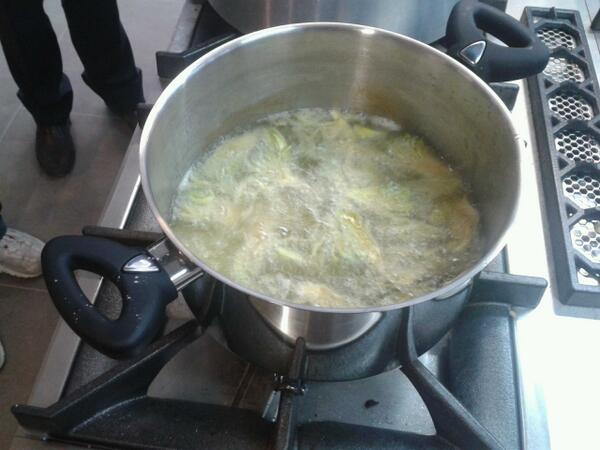 AnaJuanena's tweet photo. #alcachofa deTudela @Reyno_Gourmet fritas http://t.co/3I8kkhwKHu