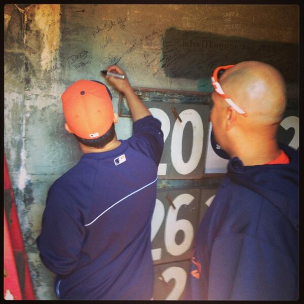 lnzy04's tweet photo. RT @JuliaMoralesCSN: .@JoseAltuve27 signs the wall under the Green Monster. @astros #fenwaypark #boston http://t.co/Jm6QW0fUnV