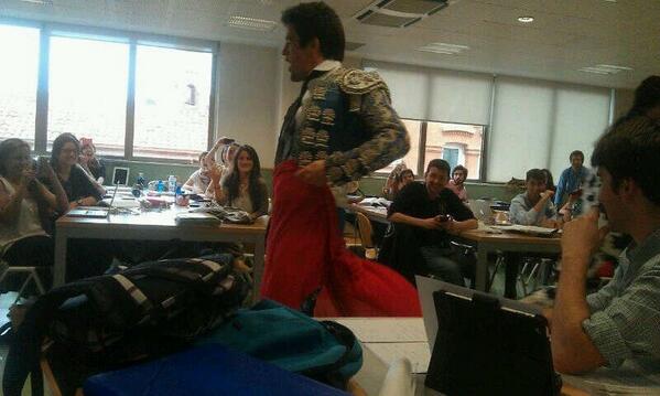 PostureoMadrid's tweet photo. Aparecer vestido de torero en la biblio de ICAI. #Postorero http://t.co/Wr3mPBJjI9