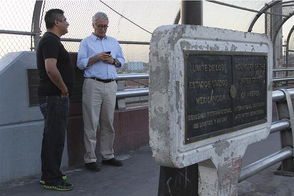 Gil_Ab_Robles_'s tweet photo. @JavierSolorzano En medio de dos naciones #CiudadJuarezChihuahua #ElPasoTexas http://t.co/cW3mBJyz1M