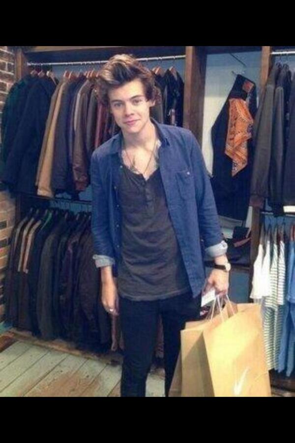 ZaynOmgWut's tweet photo. His hair.
His eyes.
His body.
His legs.
His everything.
I love you harry styles x http://t.co/Dlww6TOakP