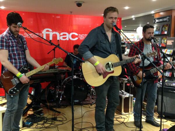Fnac's tweet photo. Live de @Roscoe_music à la #Fnac de Bourges :) > Good time ! #PrintempsDB http://t.co/4bGdynl6FQ