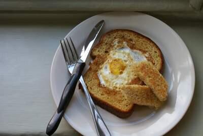 BeginnerCook's tweet photo. Today: Toad in the Hole, (it's British). Guess I'm on a breakfast binge.  Here's what it is supposed to look like. http://t.co/bEvhLfE8Rs