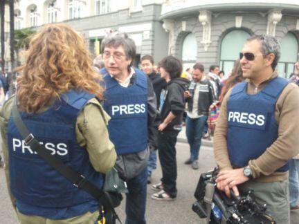 Guerraeterna's tweet photo. ¿De qué circo han salido estos? RT @ju4nfo: Los periodistas de TVE  que cubren el #25A con "chalecos antibalas" http://t.co/9j5HkDMjlN