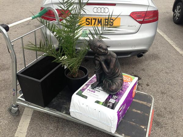 Sam_Bzz's tweet image. Just Purchased 2 new Plant Pots &amp;amp; large bag of Compost &amp;amp; an Palm Tree
How shit changes 😂😂😂 #SignsOfGettingOld