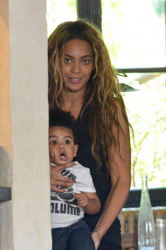 OhhMyyTodd's tweet photo. 😭😭😭😭😭  “@OGFlash: Beyonce look like she bout to sell Blue Ivy for a 8ball  http://t.co/AHXuBjhFdG”
