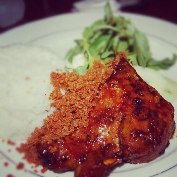 suroboyoApik's tweet photo. Bebek bakar Kayu Tangan, Bratang.. mantapp!! (ˆڡˆ) #SuroboyoEnak http://t.co/viYmGifLd2 - via @hwadie