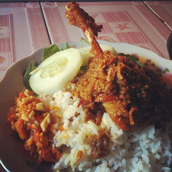 suroboyoApik's tweet photo. Bebek Yudi Sambel Pencit, sambel pencit e juara (ˆڡˆ) #SuroboyoEnak http://t.co/tcvq5B5EcJ - via @hwadie