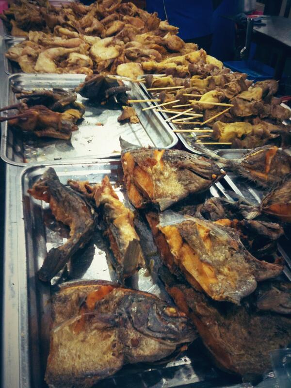 suroboyoApik's tweet photo. Padin, Penyetan 24Jam, Kranggan, melipir kesini kalo gak nemu makanan malem-malem :D #SuroboyoEnak http://t.co/v6eAn8XfYe - via @hwadie