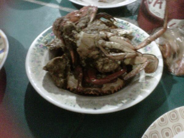 suroboyoApik's tweet photo. Kepiting "depan ubaya 2" daerah MERR. Murah tapi ueeenaaak (y) #SuroboyoEnak http://t.co/qqmvmTe58A - via @rizkyrodhika