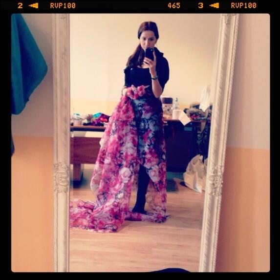 luarab13's tweet photo. #lovley #rose#print #fabric for my #future#fashion #art#works http://t.co/ZmhOKGVm9M