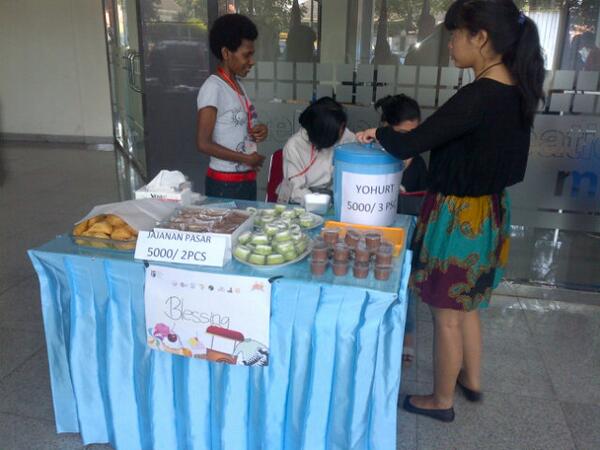 PensiSenarITHB's tweet photo. 11. Stand blessing, all about jajanan pasar dan yoghurt | #LiveReportBazaardanPensiSenar http://t.co/0UuzGOARUe