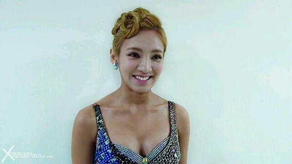 Hyorinqueen's tweet photo. @KimHyoyeonQueen awww!! -gropes your boobies and squeeze it- http://t.co/MqwRNSSmub
