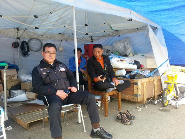 #현차비 192일차 아래 농성장을 지키겠다고 온 정규직 동지들이 "철탑이상무! 전경차6대 대기,현대차 6대 용역태우고있다는 애기나옴" 이라는 문자를 보내왔다. 함께 투쟁하는 동지들이 여유있다. 나도 여유롭다.