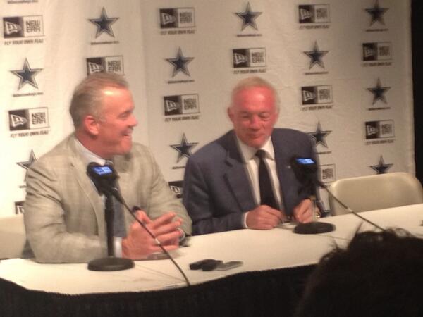 TapaNava's tweet image. Ahi están ya los Jones para dar su conferencia tras la primera ronda #NFLDraft #DALPick