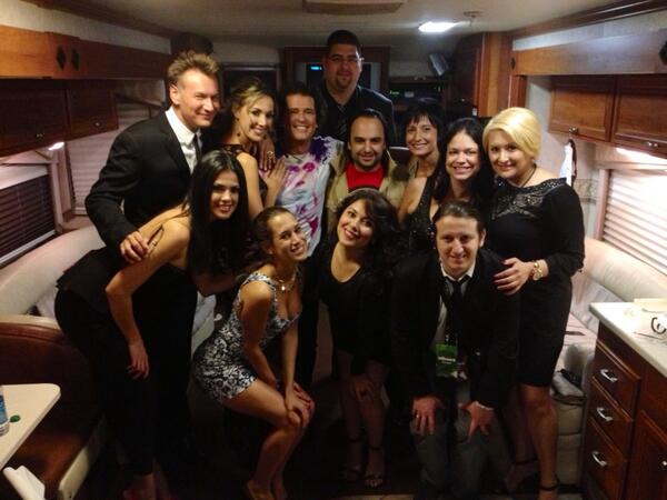 carlosvives's tweet photo. Todo el equipo después de la presentación en los billboard muy felices jajaja! http://t.co/RNZ6Rknalg