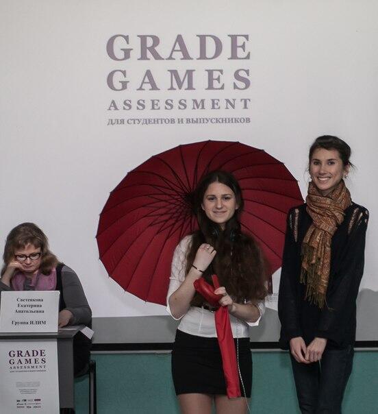 GradeGames's tweet image. Ксения Коваленко и ее новый чудесный зонт)