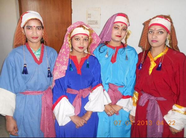 PawanDurani's tweet image. Four Kashmiri Pandit girls dressed up in a typical traditional attire [ These days you wont find any wearing them ]