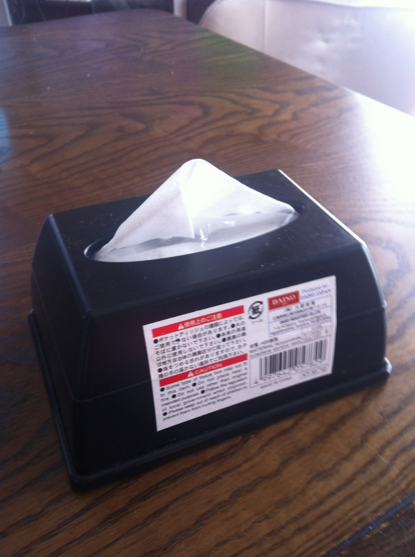 プイプイ これは気に入っているもの ダイソーで買ってきたポケットティッシュ を収納するbox ３袋は入る 口がもう少し大きいと中に入ったティッシュが取りやすいんだけどな Http T Co Nv0il14lmb Twitter