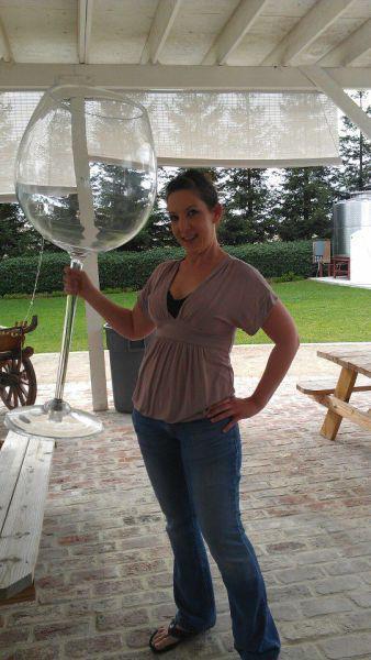 Огромный бокал. Огромный бокал вина. Большой бокал для вина. 1 бокал. Огромный бокал.