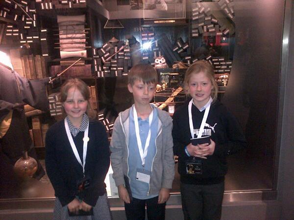 SFPS_Didcot's tweet photo. Outside the wand shop! http://t.co/Dl8HkfQlpX