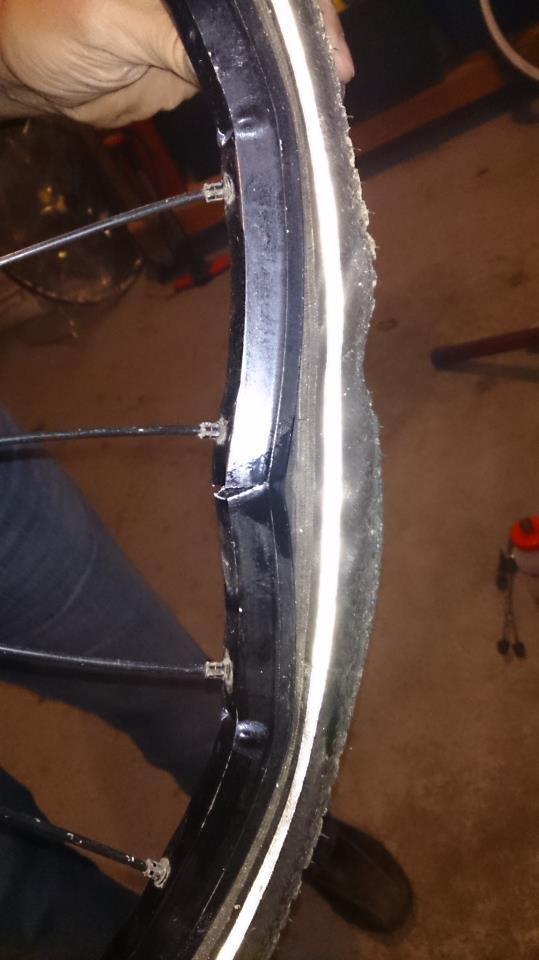 greatbikeride's tweet photo. @AmericanAir I flew with u yesterday 2 a bicycle race. Finding my luggage like this hasn't helped. What do I do now? http://t.co/aL1WTnK9IO