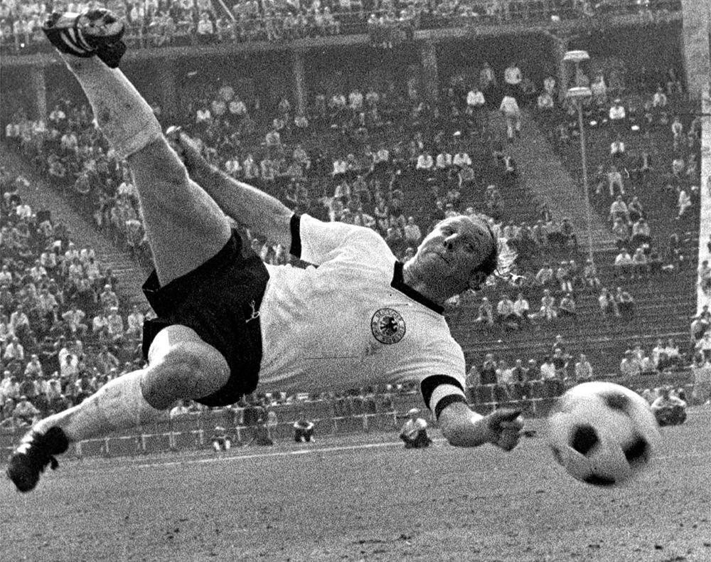 Happy Birthday 78th Uwe Seeler. Born on Bonfire Night The German legend Uwe let off fireworks on the pitch  