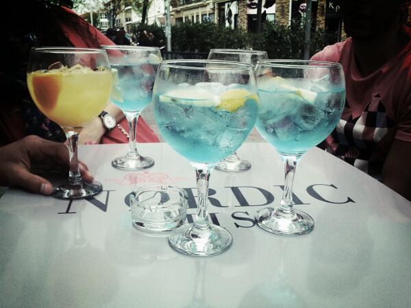 B_VCH's tweet photo. De copas cumple jezu @JuanmiCabrera @jesujmn @vcazocar @NuriaVaquerito http://t.co/YAIKS9nu1y