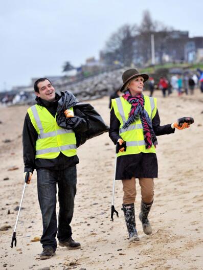 We were joined in Southend by the brilliant Joanna Lumley #beachclean <a href="/mcsuk/">Marine Conservation Society</a> she helped collect over 700kg of litter