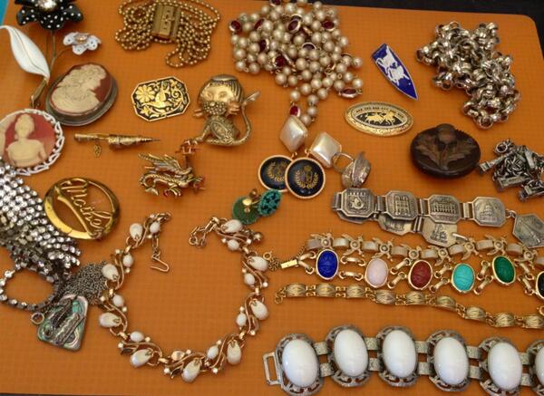 vintagehunter's tweet photo. Eh day at the flea. Packed w/both vendors &amp; shoppers, but not so much good stuff &amp; high prices. http://t.co/NZuAdXaxbr