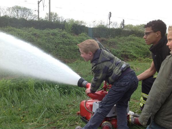 foilzone's tweet image. Heel veel water tegelijk spuiten!

Kom nu kijken op de Triosingel 34 in Culemborg!

RT = fijn!

#brandweer