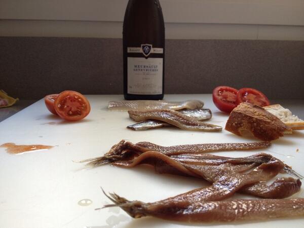 Hoy, pescado azul (sardina, anchoa, arenque) con mersault y algo de poulsard 10 de Overnoy. Grande el Genevrieres!